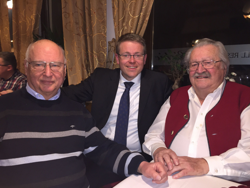 Neue Ehrenmitglieder: Björn Bangert (l), Adi Binder (r) mit erstem Vorsitzenden Gabor Fischer (m) Neue Ehrenmitglieder: Björn Bangert (l), Adi Binder (r) mit erstem Vorsitzenden Gabor Fischer (m)